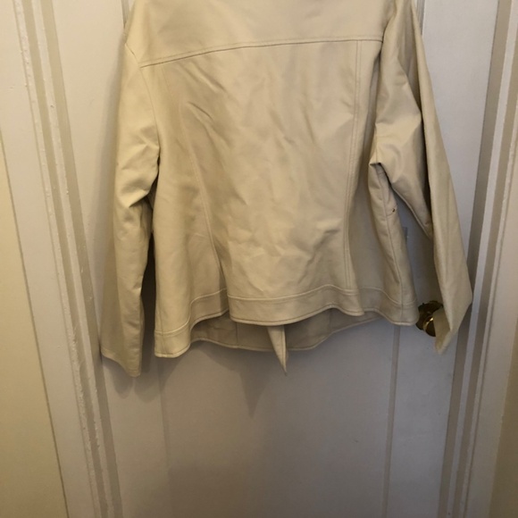 JustFab 3x faux leather white biker jacket, never worn. Pockets, and zipper - Picture 9 of 12